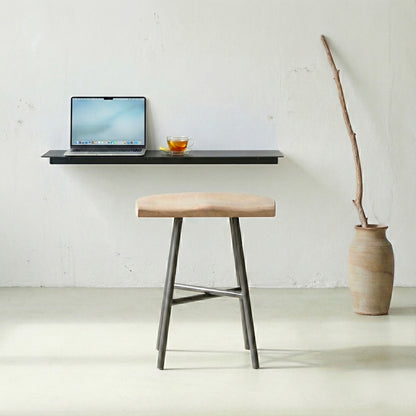 Camarade tabouret bas 45 cm en situation bureau minimaliste — hêtre massif, acier ardoise — design Big Game | Antifer