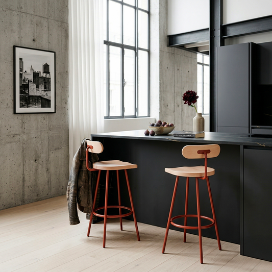 Tabouret haut Camarade en cuisine all black avec manteau cuir — hêtre massif, design Big Game | Antifer