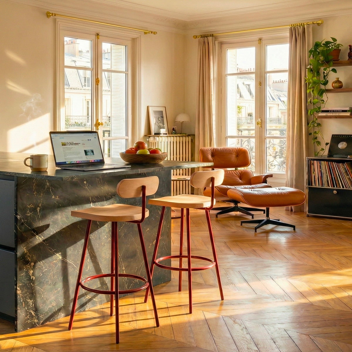 Camarade tabouret haut 65 cm en situation salon parisien avec îlot marbre — hêtre massif, acier terre de sienne — Big Game | Antifer