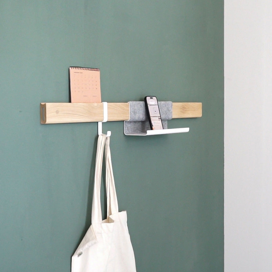Le Vestibule Variand E12 Wandgarderobe, Detail in situ — Haken mit Taschen — Design Variand | Antifer