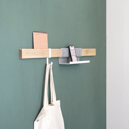 Le Vestibule Variand E12 Wandgarderobe, Detail in situ — Haken mit Taschen — Design Variand | Antifer