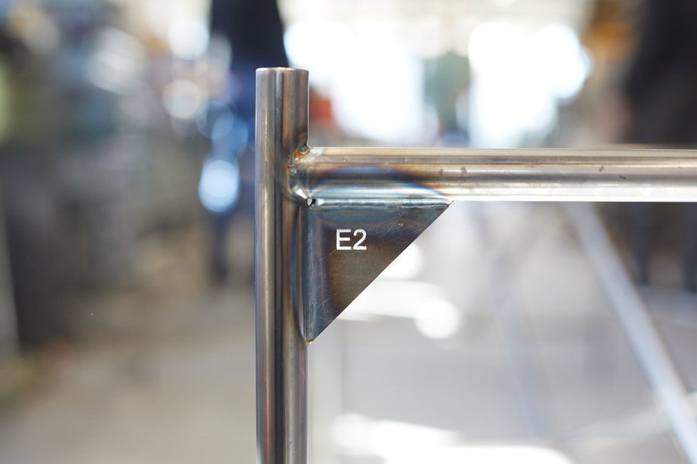 E2 Tischbeine aus Stahl, Detail von Montage und Oberfläche — minimalistisches Design | Antifer