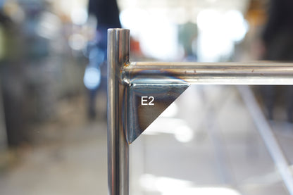E2 Tischbeine aus Stahl, Detail von Montage und Oberfläche — minimalistisches Design | Antifer