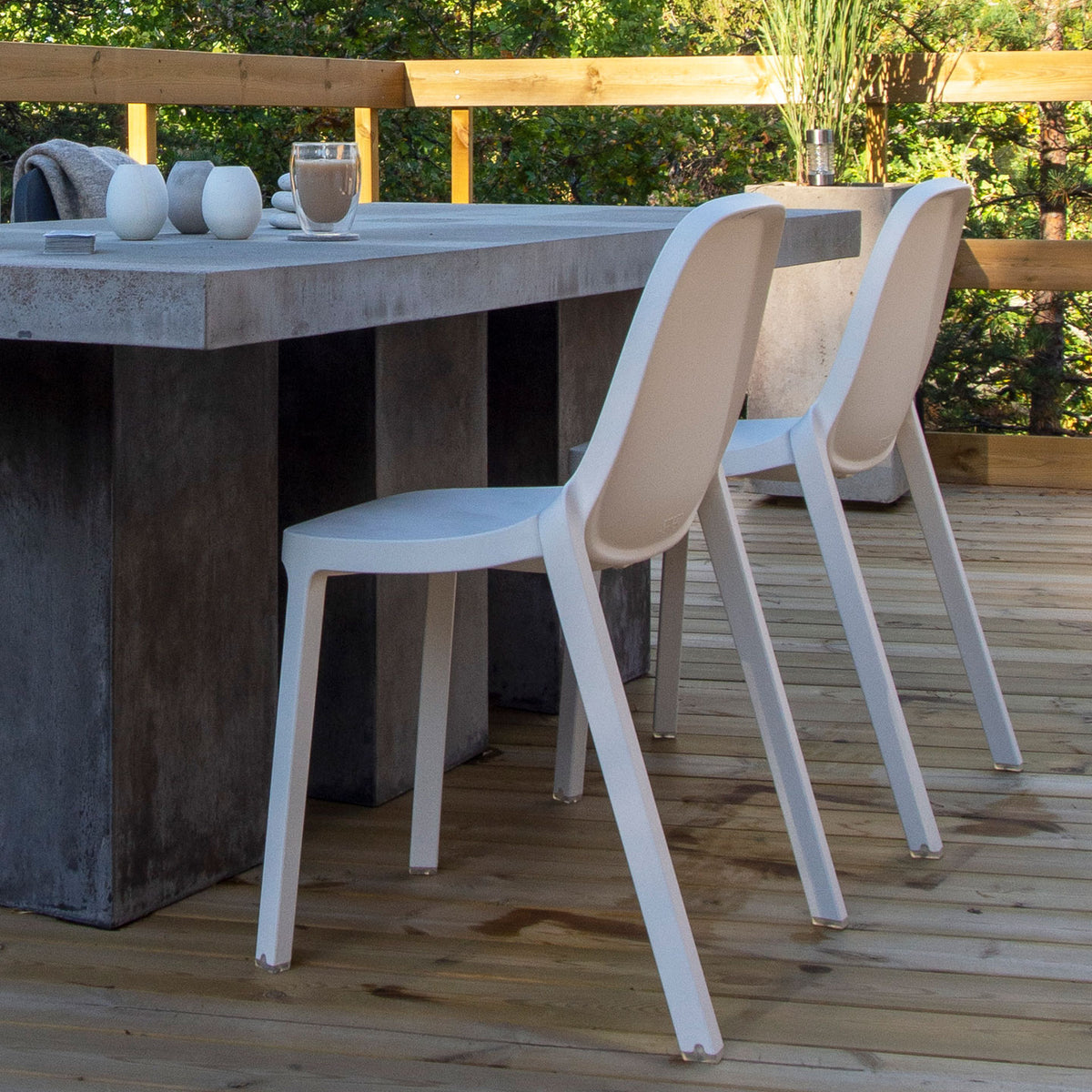 Broom Emeco Stühle auf einer Café-Terrasse — recyceltes Polypropylen — Starck | Antifer