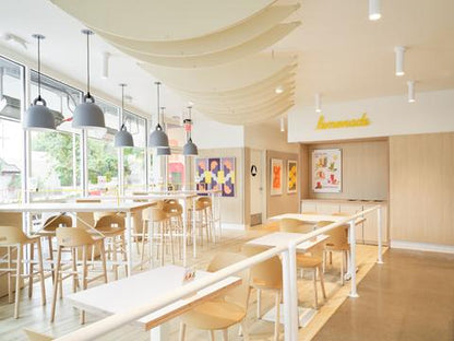Chaises Alfi Emeco en situation studio design — polypropylène bois — Morrison | Antifer