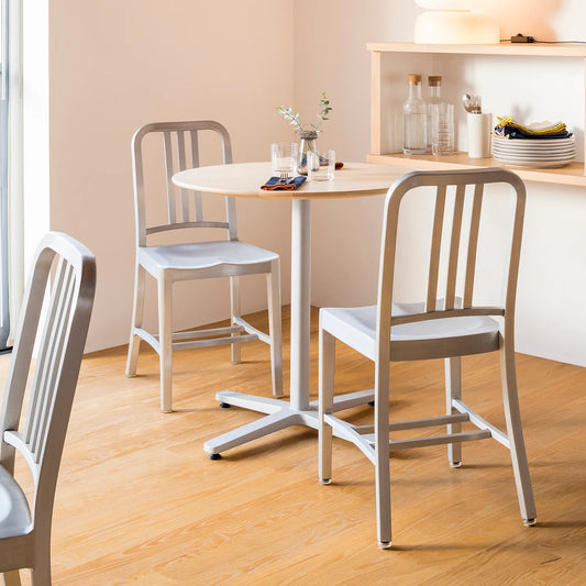 Emeco 1006 Navy Chair aluminium brossé en situation terrasse — chaise design américaine | Antifer