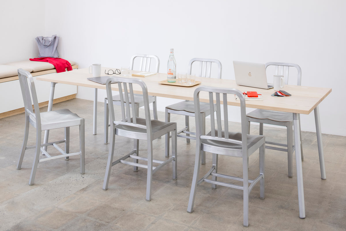 Emeco 1006 Navy chairs around a Run table in a dining-room setting — 80% recycled aluminium, American design | Antifer