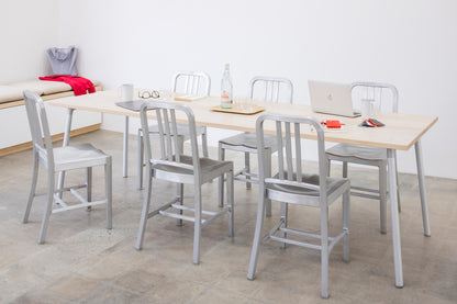 Emeco 1006 Navy chairs around a Run table in a dining-room setting — 80% recycled aluminium, American design | Antifer