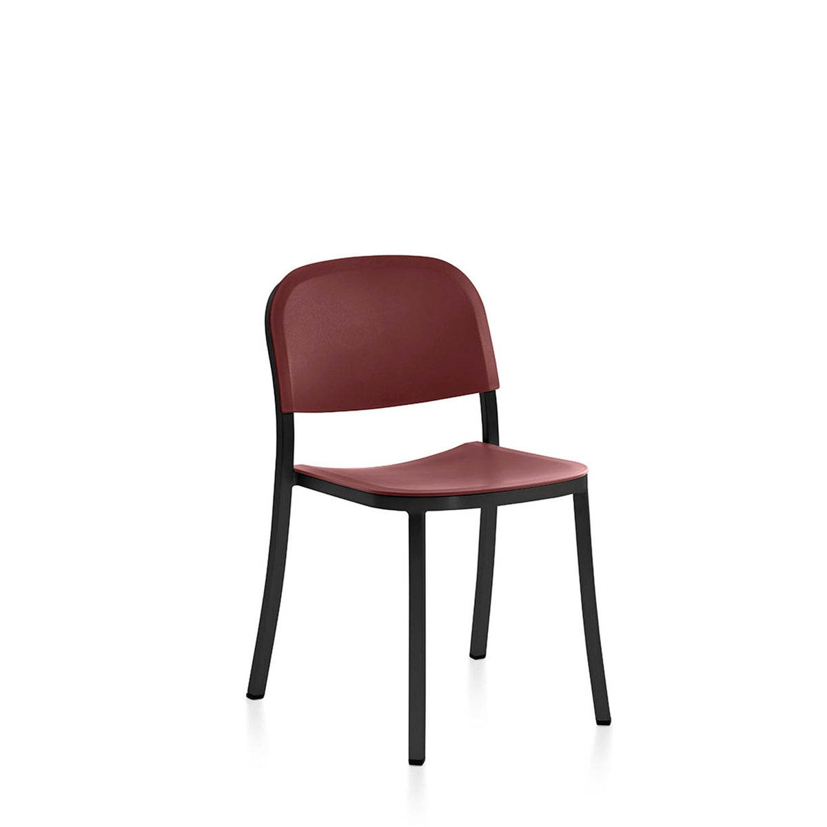 Chaise Emeco 1 Inch bordeaux, cadre noir thermolaqué