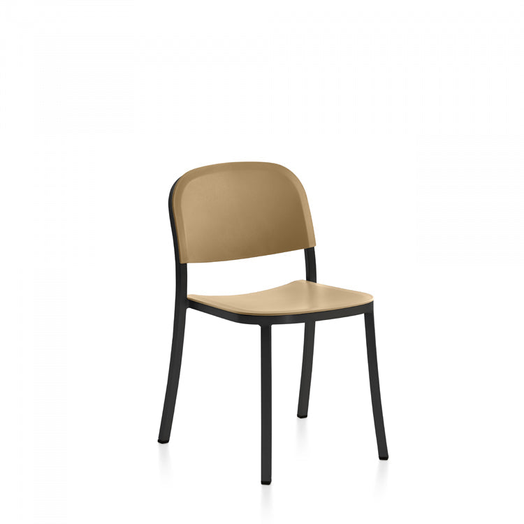 Chaise Emeco 1 Inch sable, cadre noir thermolaqué
