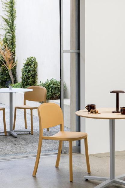 Chaise Emeco 1 Inch Reclaimed sable avec table 2 Inch en terrasse — polypropylène recyclé — design Jasper Morrison | Antifer