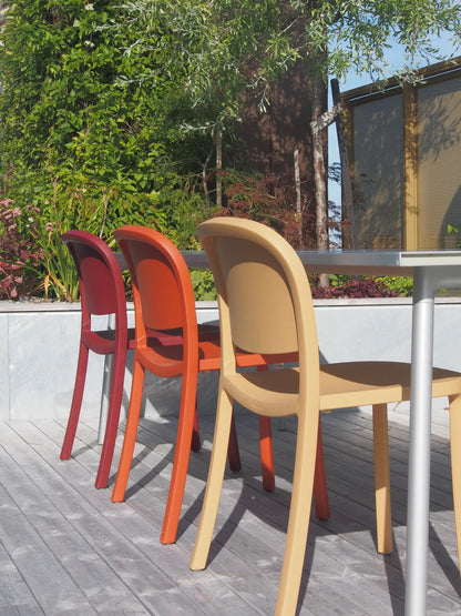 Chaises Emeco 1 Inch Reclaimed empilées — démonstration empilabilité — design Jasper Morrison | Antifer