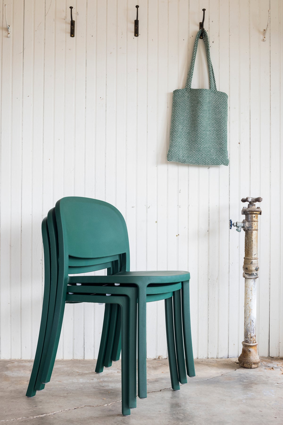 Chaise Emeco 1 Inch Reclaimed — vue catalogue trois-quarts — design Jasper Morrison | Antifer