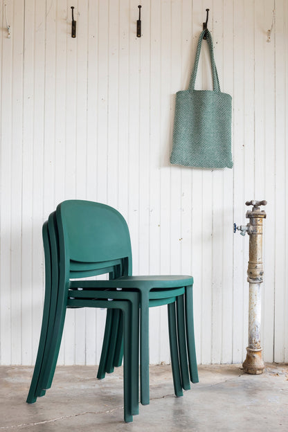 Chaise 1 Inch Reclaimed — Emeco, empilée