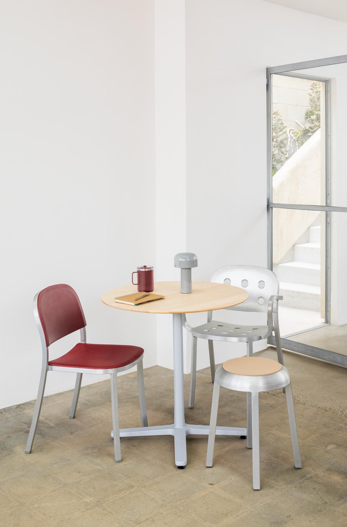 Chaise 1 Inch assise recyclée — Emeco, table café