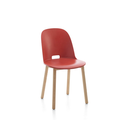 Chaise Alfi Emeco rouge vue catalogue — polypropylène et bois — Jasper Morrison | Antifer
