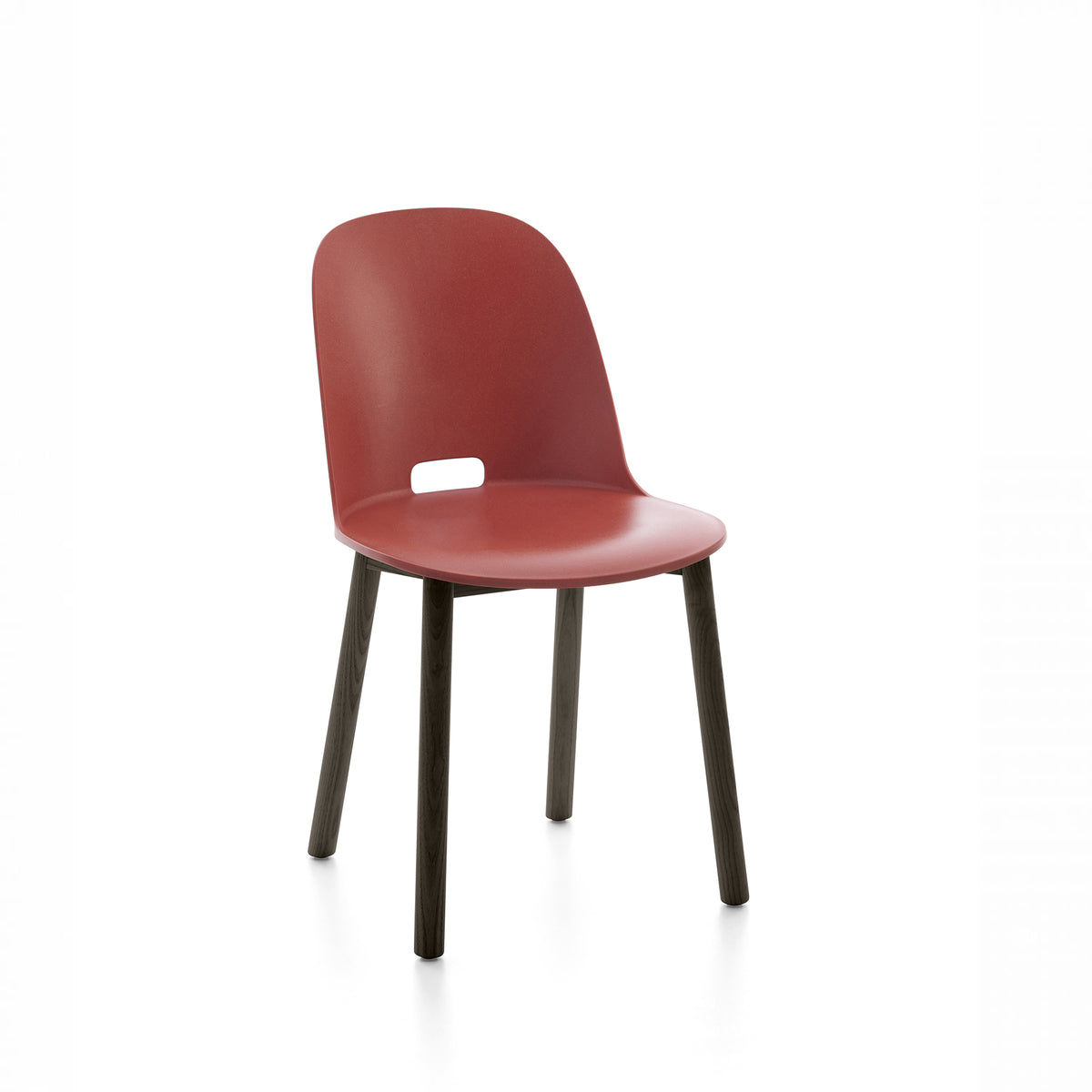 Chaise Alfi Emeco rouge avec accoudoirs vue catalogue — polypropylène bois | Antifer