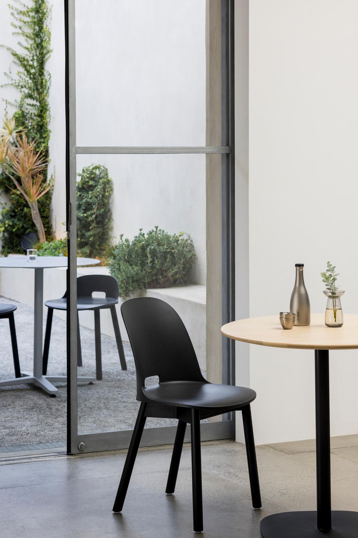 Chaises Alfi Emeco en situation salle à manger table frêne — Jasper Morrison | Antifer