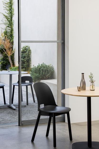 Chaises Alfi Emeco en situation salle à manger table frêne — Jasper Morrison | Antifer