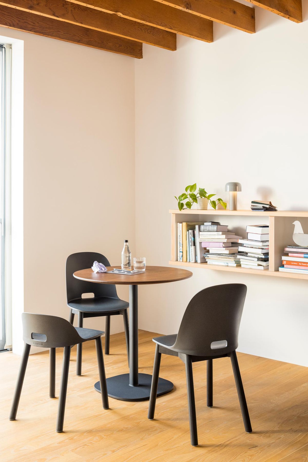 Chaise Alfi Emeco en situation salle à manger avec table — bois frêne — design Jasper Morrison | Antifer