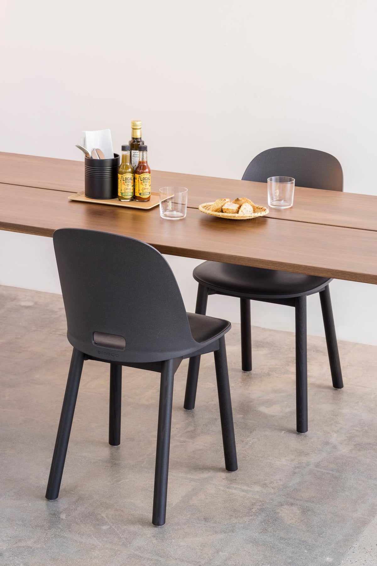 Chaises Alfi Emeco en situation restaurant — polypropylène bois noyer — Morrison | Antifer