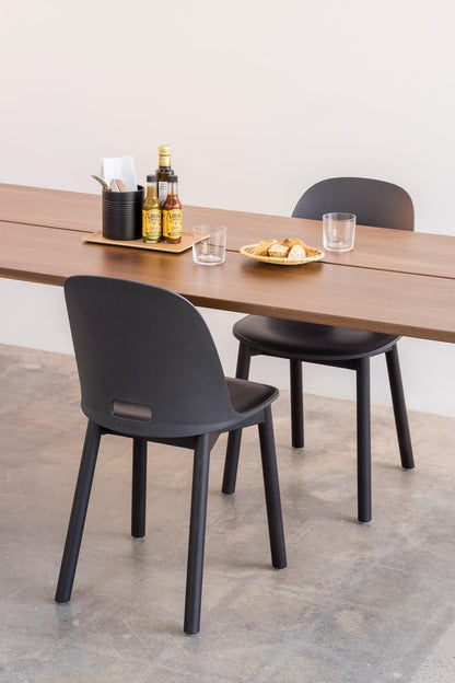 Chaises Alfi Emeco en situation restaurant — polypropylène bois noyer — Morrison | Antifer