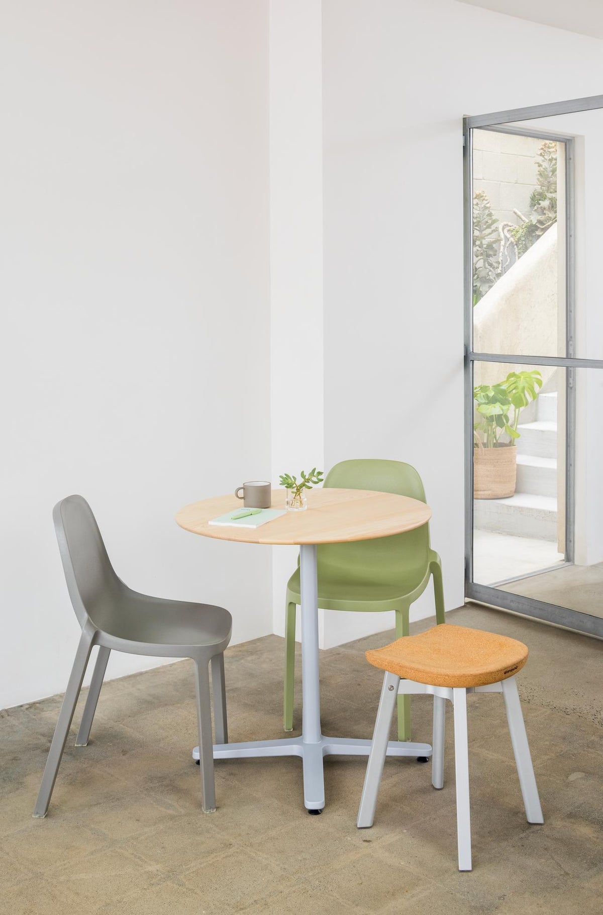 Chaise Broom — Emeco, table café 2 Inch