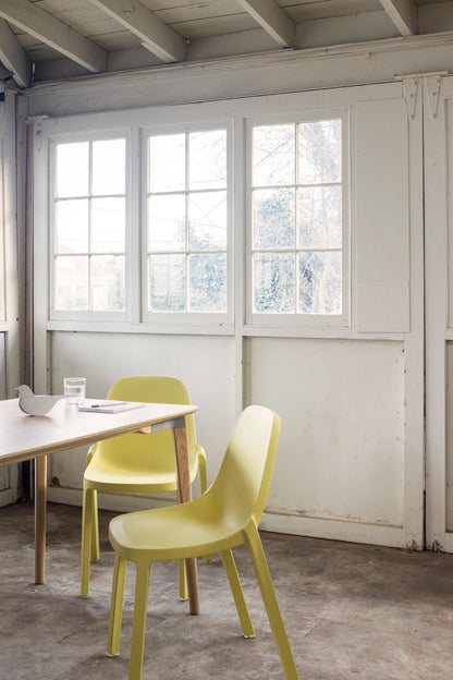 Garagenbüro mit Tisch & 2 Broom Emeco Stühlen in buttergelb | Antifer