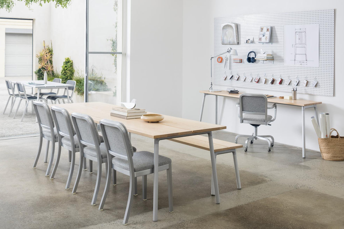 Table Run Emeco et bureau d'appoint Run en situation coworking avec chaises Navy — aluminium — design Sam Hecht & Kim Colin | Antifer