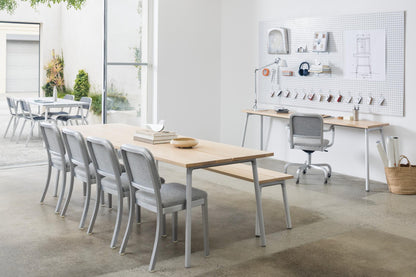 Table Run Emeco et bureau d'appoint Run en situation coworking avec chaises Navy — aluminium — design Sam Hecht & Kim Colin | Antifer