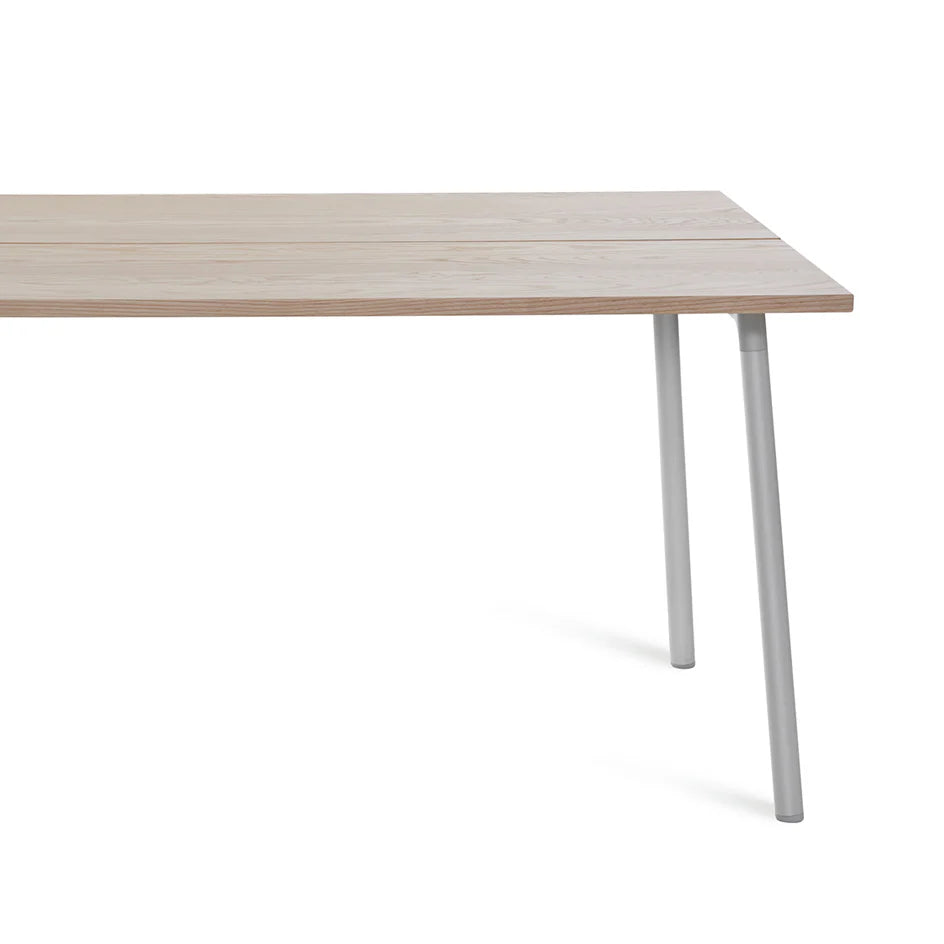 Gros plan table Run Emeco frêne massif et aluminium — détail — design Sam Hecht & Kim Colin | Antifer