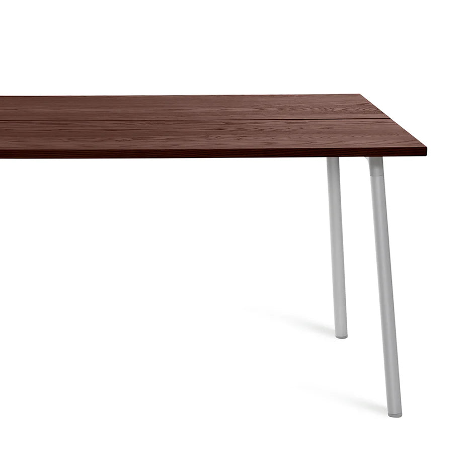 Gros plan table Run Emeco noyer massif et aluminium — détail — design Sam Hecht & Kim Colin | Antifer