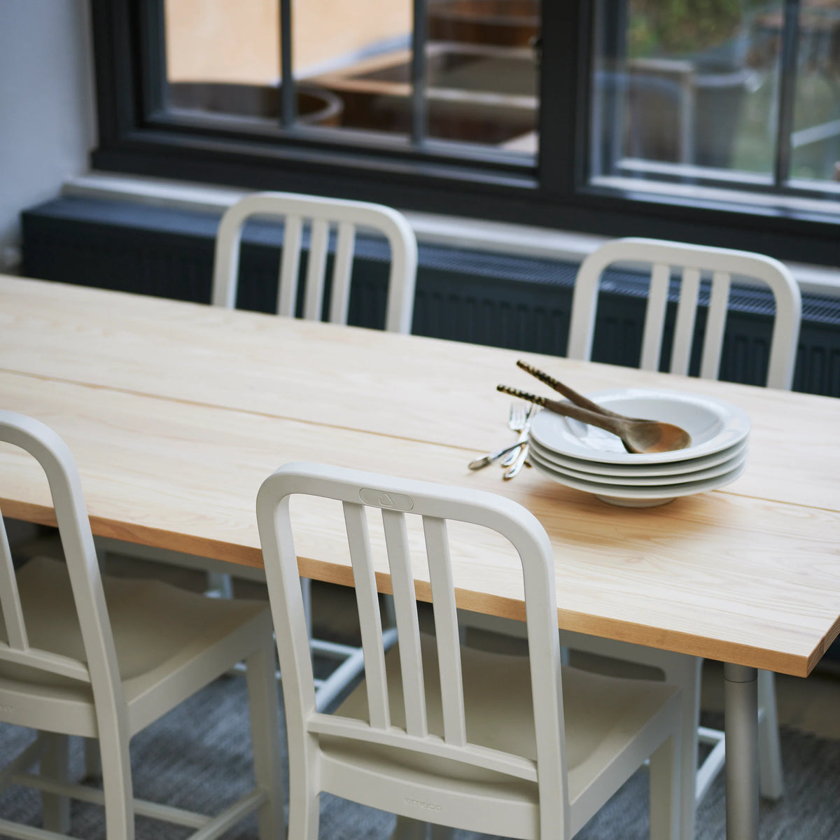 Gros plan table Run Emeco avec chaises Navy — détail aluminium — design Sam Hecht & Kim Colin | Antifer