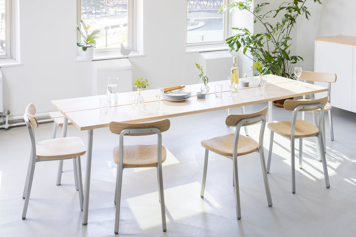 Table Run Emeco frêne en situation salle à manger avec chaises Emeco — design Sam Hecht & Kim Colin | Antifer
