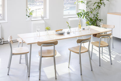 Table Run Emeco frêne en situation salle à manger avec chaises Emeco — design Sam Hecht & Kim Colin | Antifer