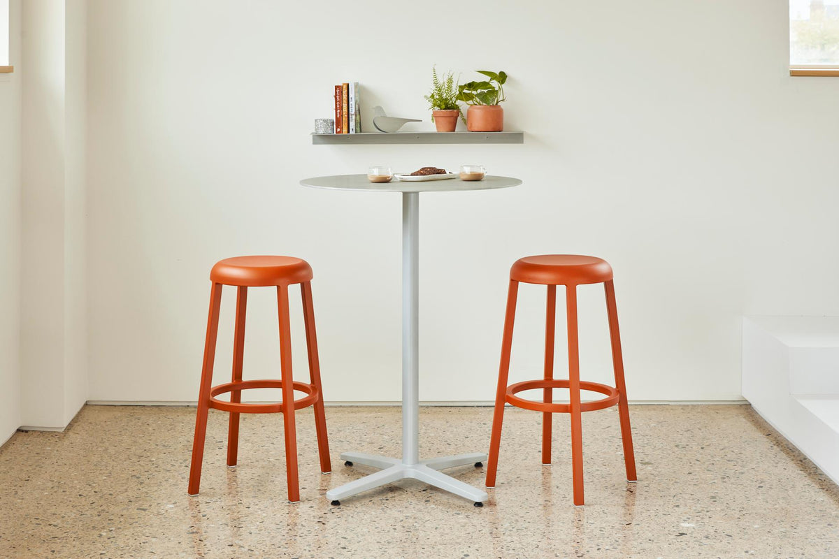 Tabourets Za hauteur bar autour d'une table haute 2 Inch Emeco | Antifer