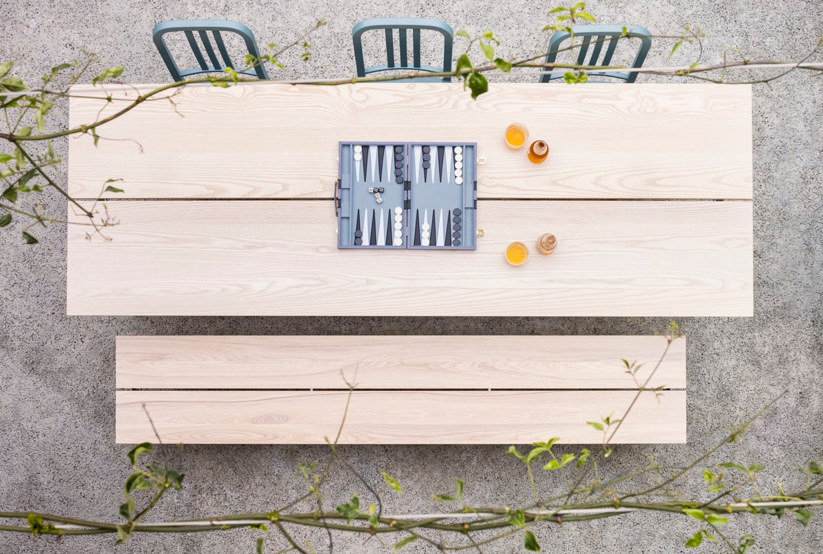 Table Run Emeco hêtre vue de dessus avec backgammon et chaises Navy 111 — design Sam Hecht & Kim Colin | Antifer