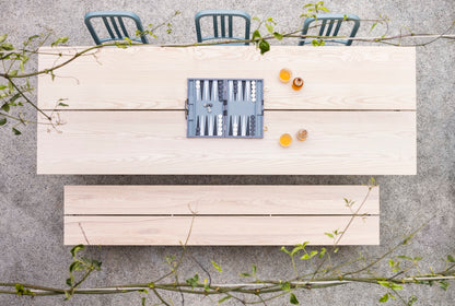 Table Run Emeco hêtre vue de dessus avec backgammon et chaises Navy 111 — design Sam Hecht & Kim Colin | Antifer