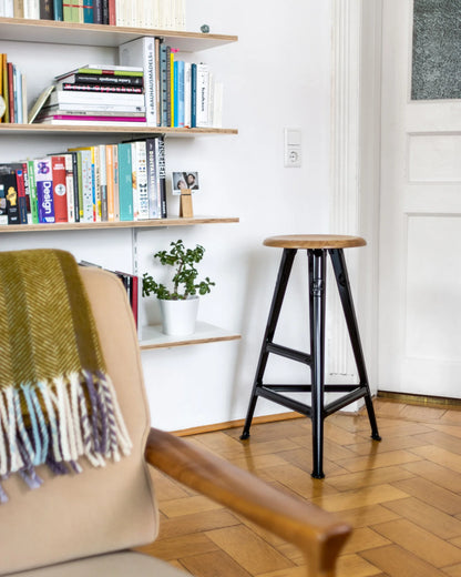 Tabouret haut Rowac Schemel 75 cm en situation bar — acier riveté — Antifer