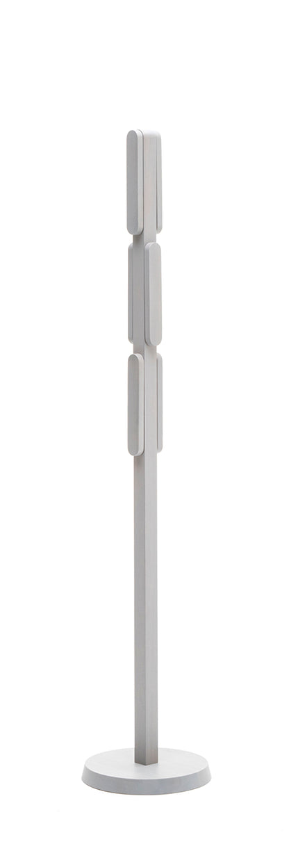 Portemanteau Signs blanc, bras repliés le long du mât, BIG-GAME pour Karimoku New Standard — vue studio n°19 | Antifer