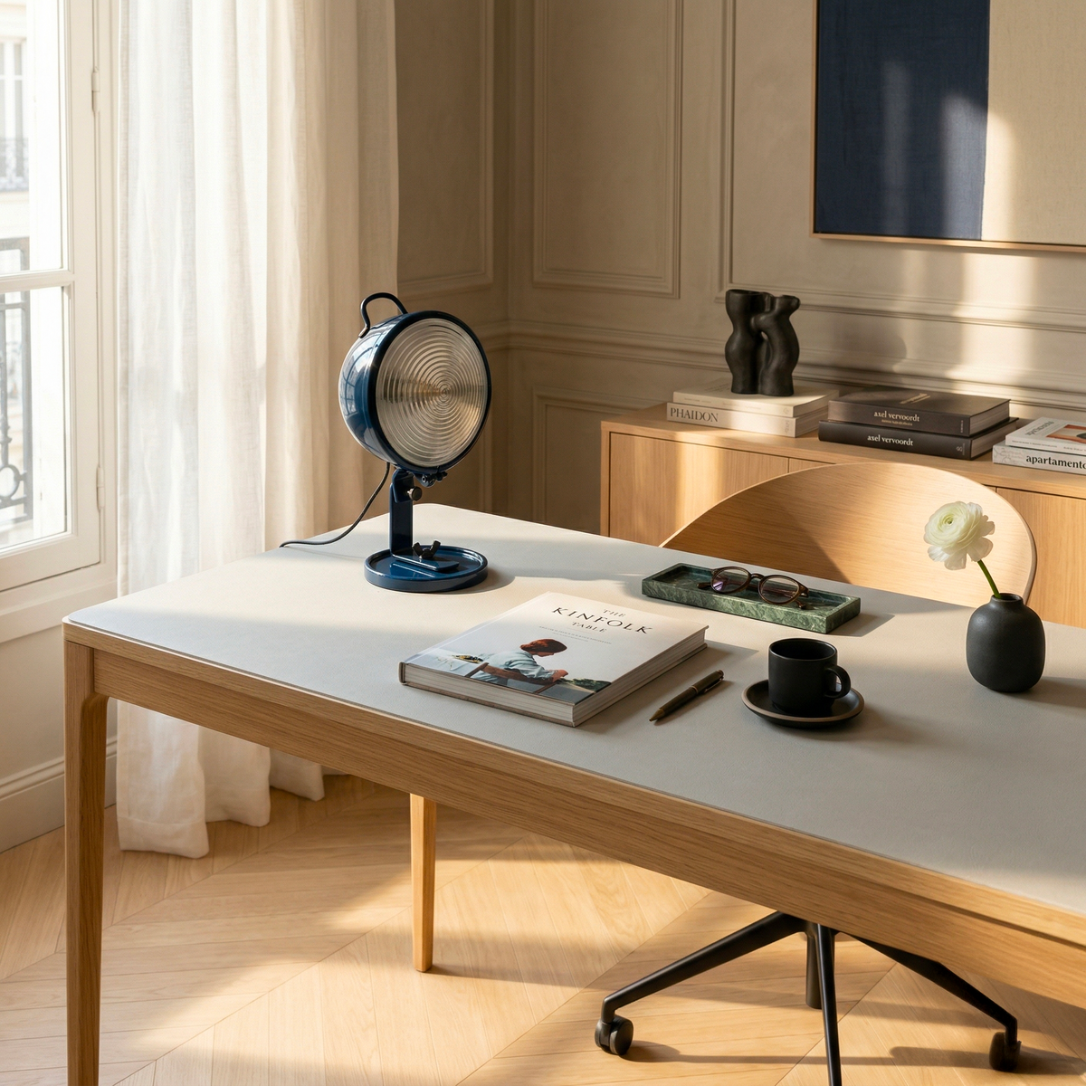 Lampe Jeep bleu nuit sur bureau avec plateau linoléum — design Leonardi & Stagi | Antifer