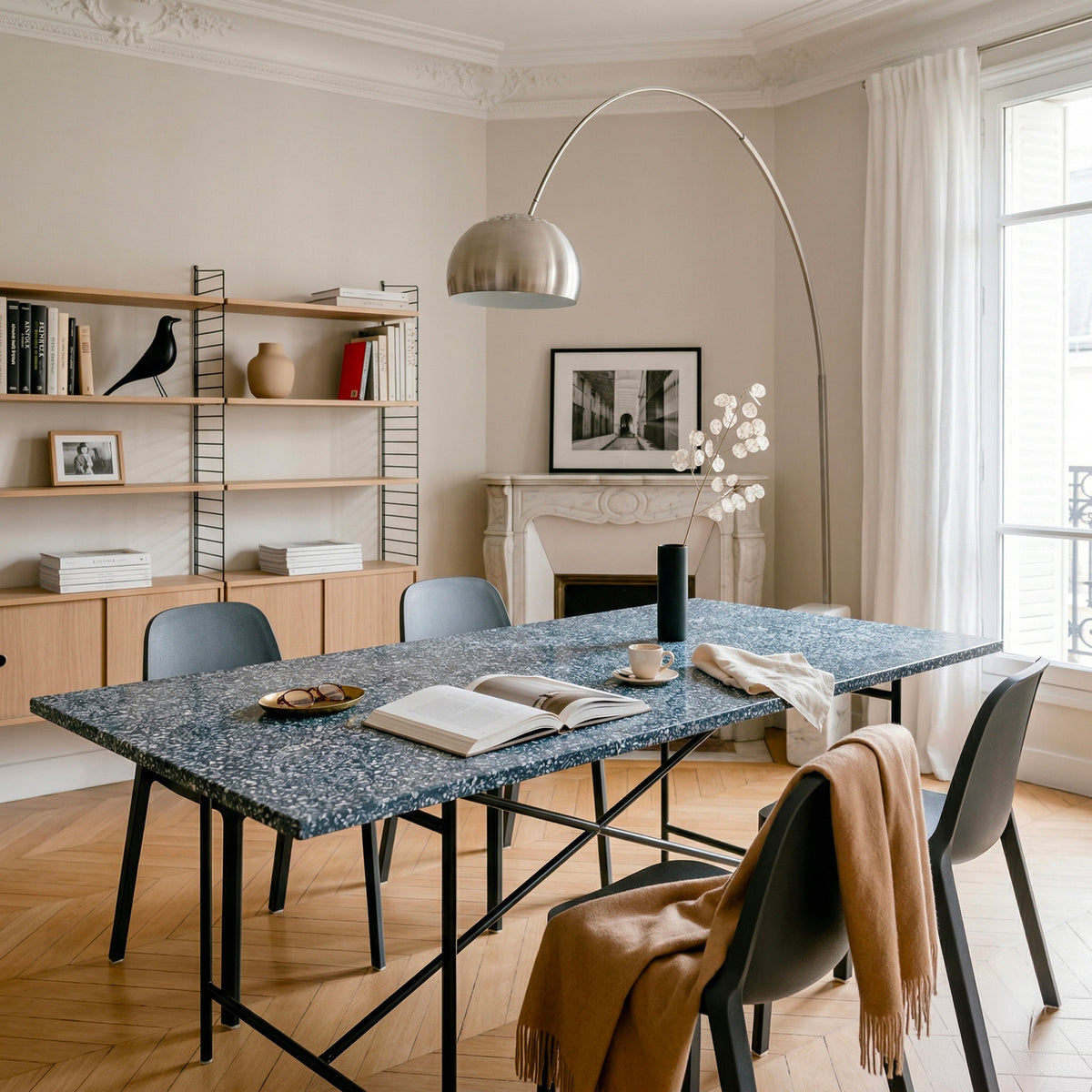 Plateau Ostrea anthracite en salon parisien — terrazzo marin de coquillages recyclés | Antifer