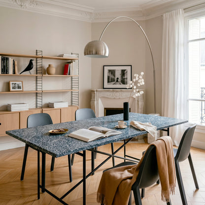 Plateau Ostrea anthracite en salon parisien — terrazzo marin de coquillages recyclés | Antifer