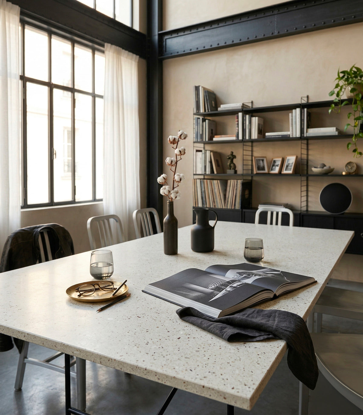 Plateau Ostrea Saint-Jacques en loft industriel — terrazzo marin de coquillages recyclés | Antifer
