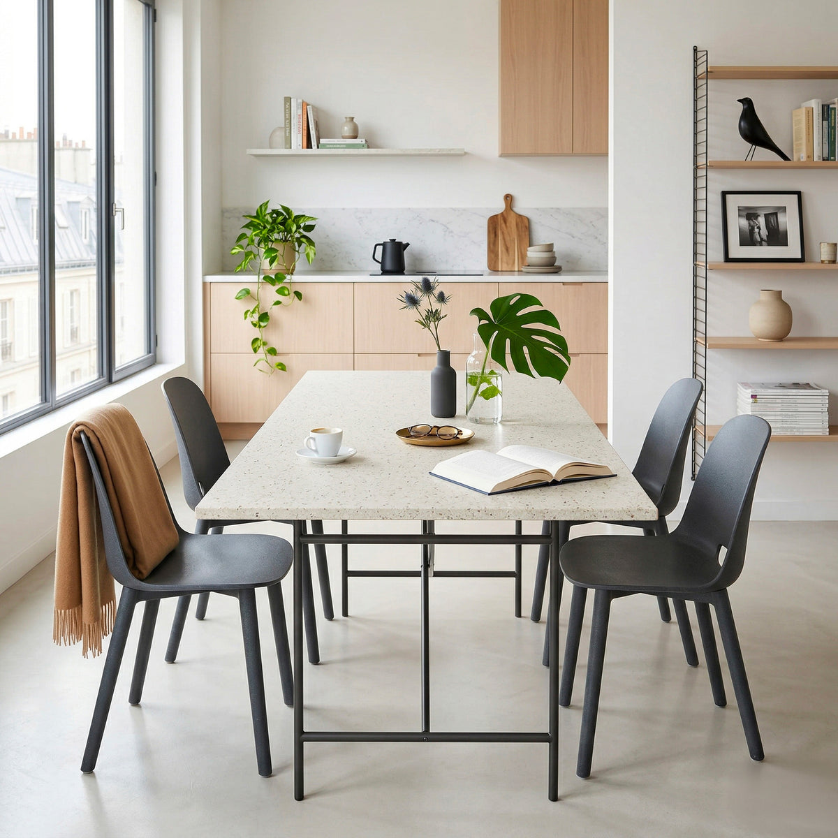 Plateau Ostrea sur piètement E2 Adam Wieland avec chaises Emeco 1 Inch — terrazzo marin | Antifer