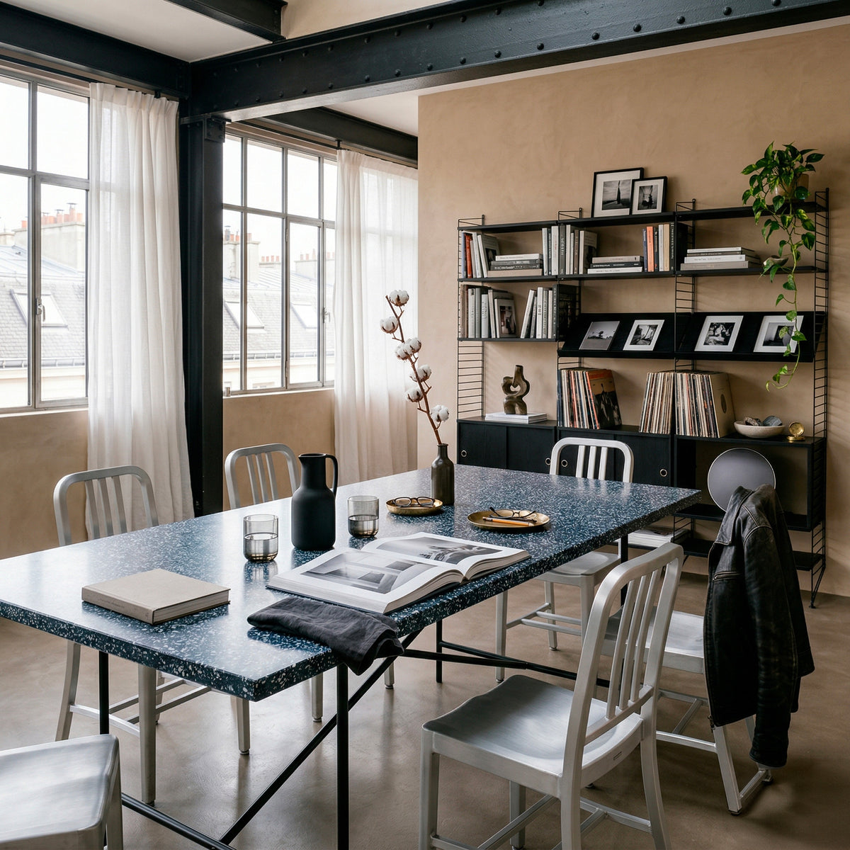 Plateau Ostrea sur sol béton avec chaises Emeco Navy — terrazzo marin de coquillages recyclés | Antifer
