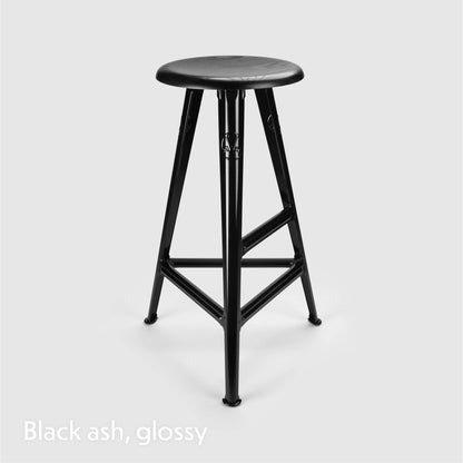 Tabouret haut Rowac Schemel 75 cm noir brillant assise frêne teinté noir — vue catalogue — Antifer