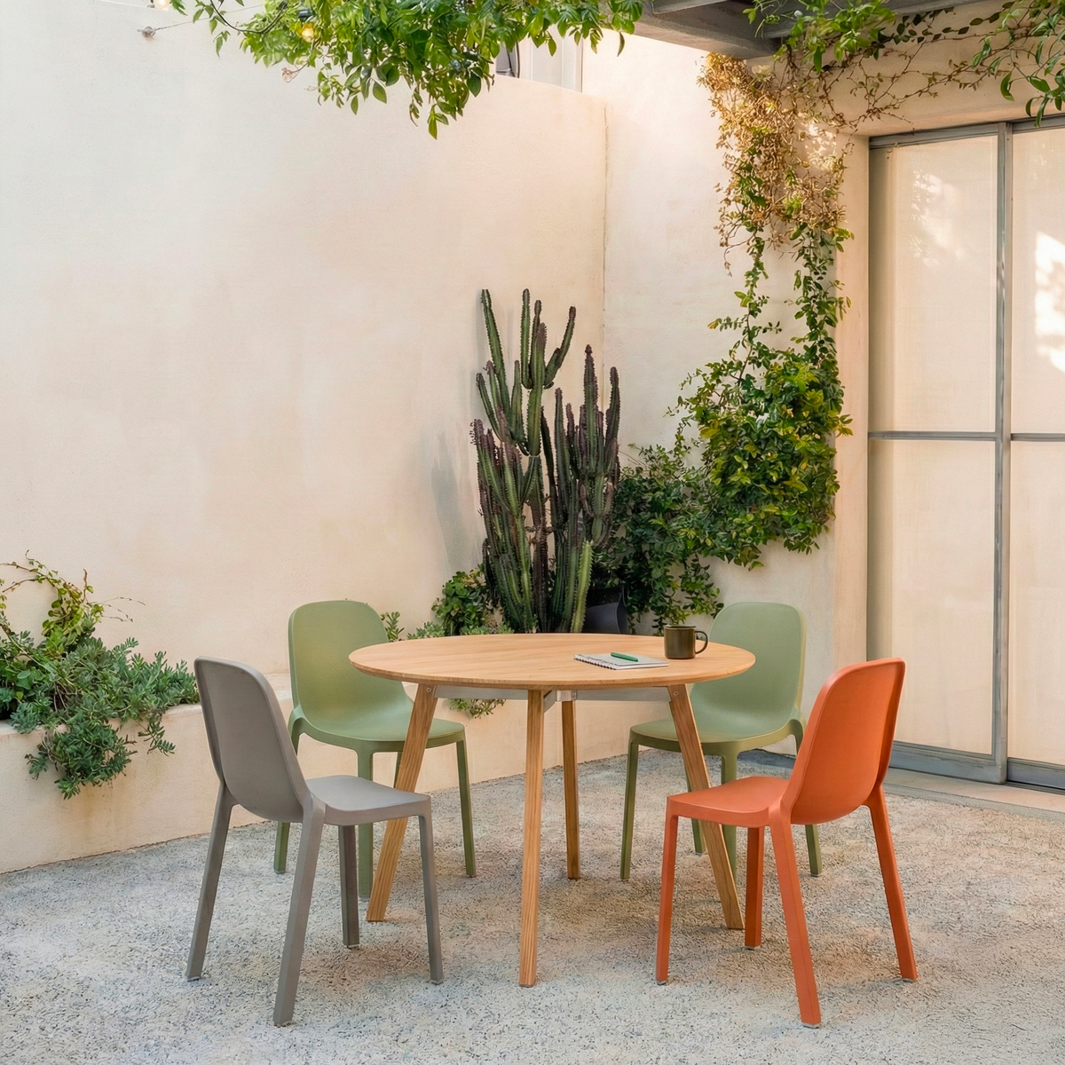 Table de bistrot SU Emeco en situation café moderne — aluminium et chêne — design Nendo | Antifer