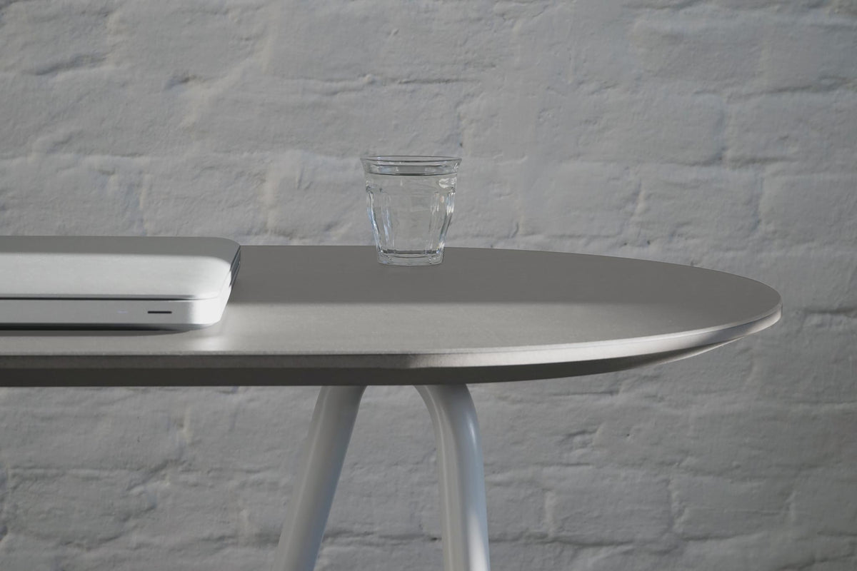 Consola escritorio Sinus primer plano, detalle del tablero y caballetes — linóleo y acero — Antifer