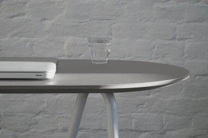 Consola escritorio Sinus primer plano, detalle del tablero y caballetes — linóleo y acero — Antifer